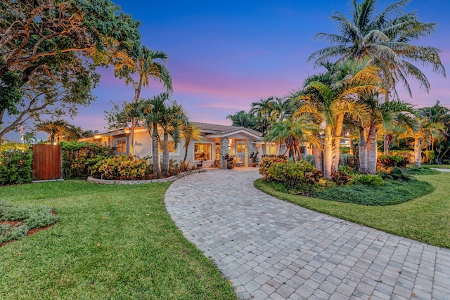 view of front of house featuring a yard