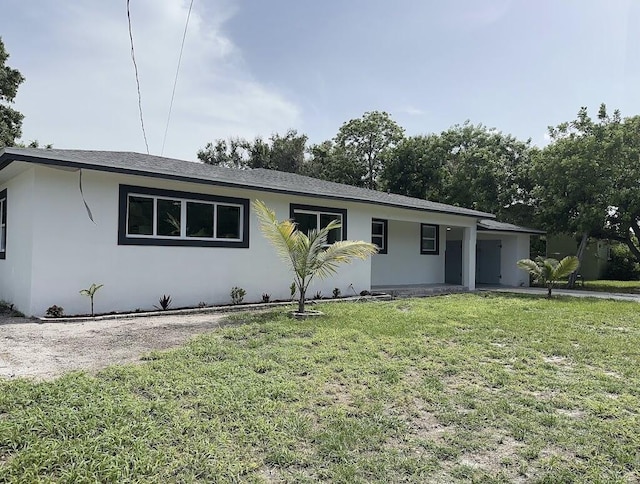 single story home with a front lawn