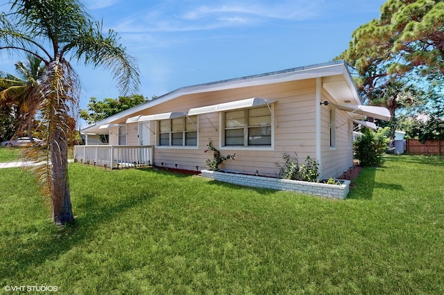 view of front of property featuring a front yard