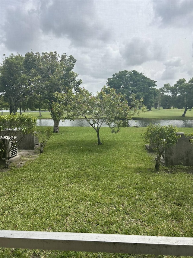 view of yard featuring a water view