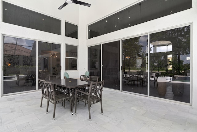 sunroom with ceiling fan