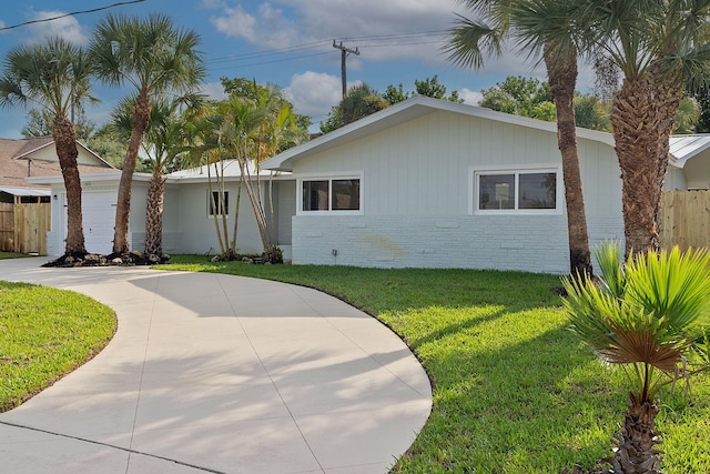 ranch-style home featuring a front lawn