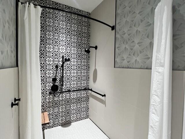 bathroom featuring curtained shower