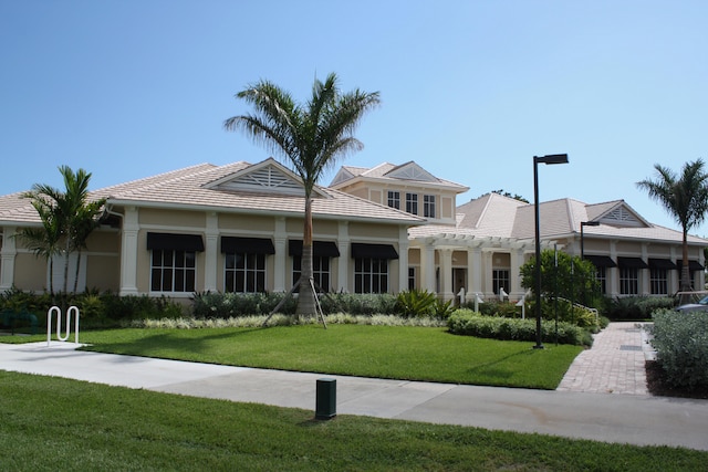 view of front of home with a front lawn