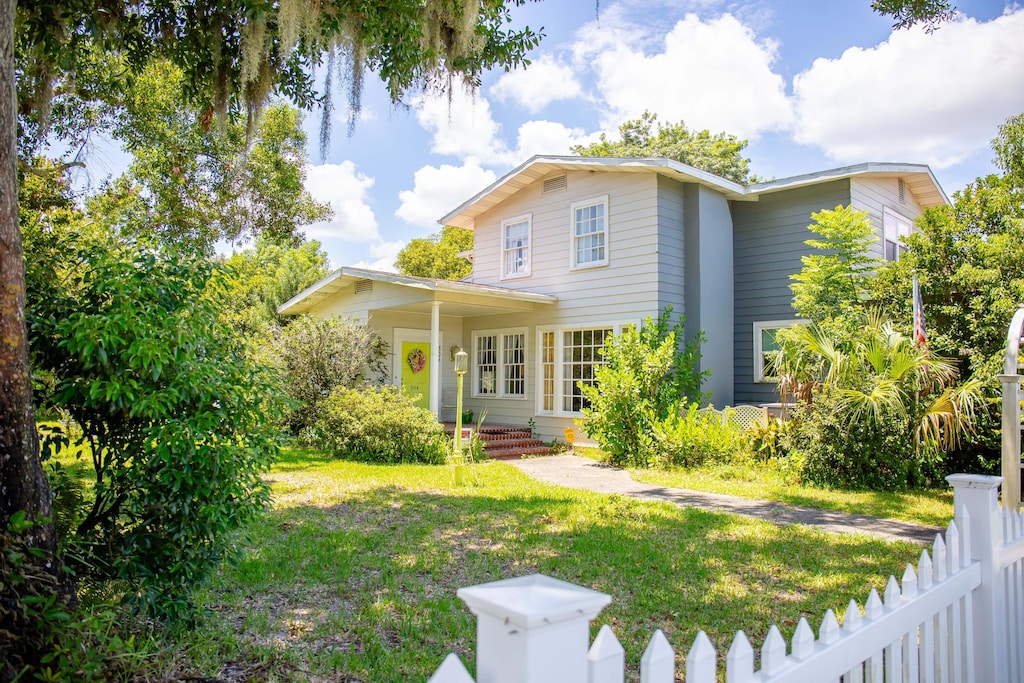 view of front facade featuring a front yard