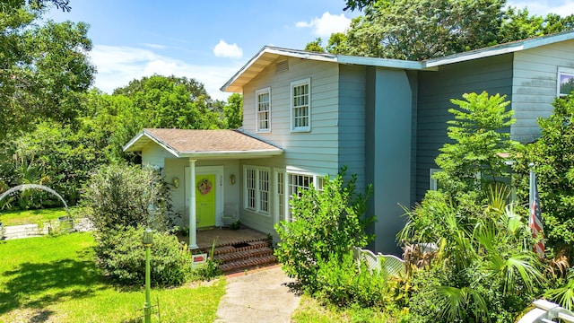 view of front of home featuring a front lawn