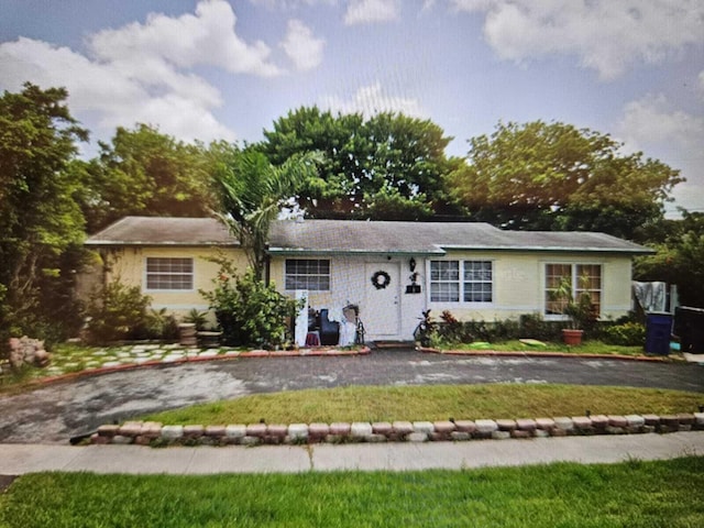 ranch-style home with a front lawn