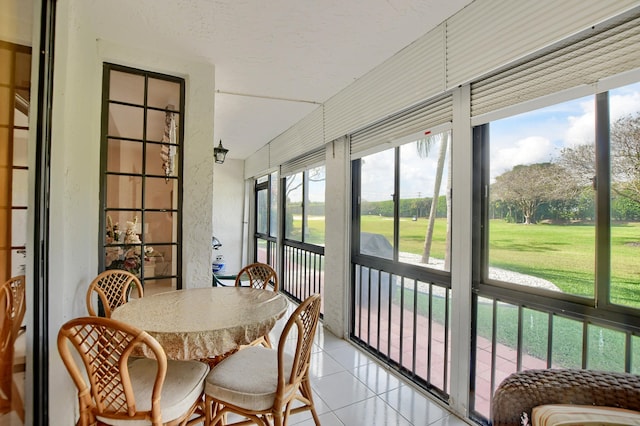 sunroom with vaulted ceiling