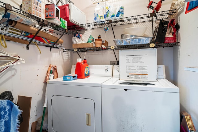 washroom featuring washing machine and clothes dryer