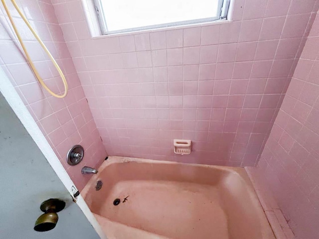 full bathroom with washtub / shower combination