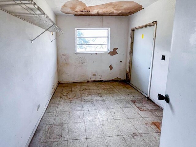 spare room featuring light tile patterned floors