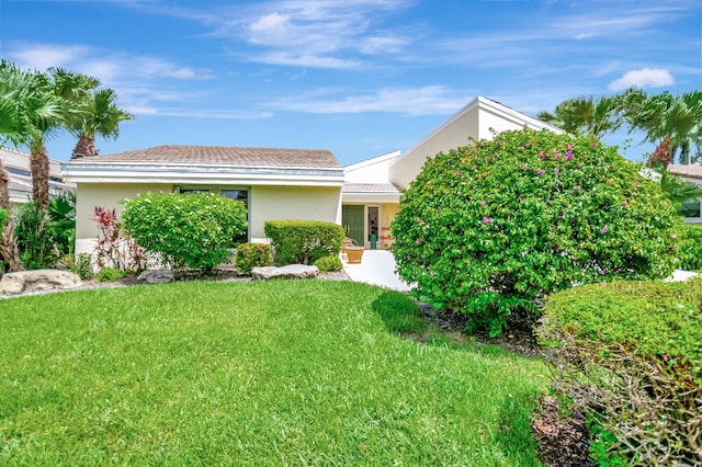 view of front of property featuring a front lawn