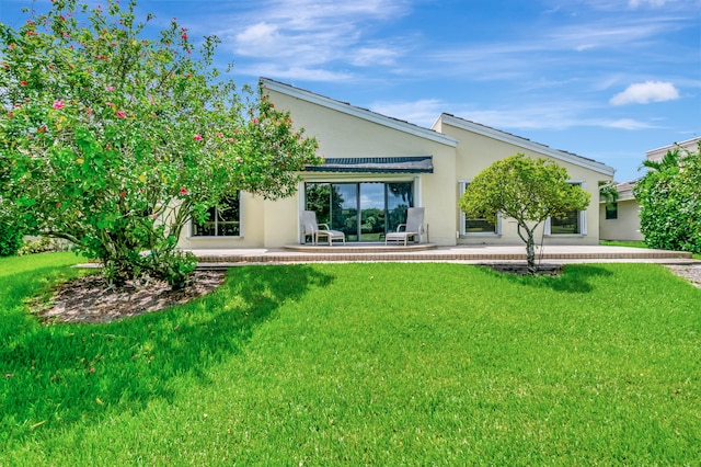 view of front of property featuring a patio area and a front yard