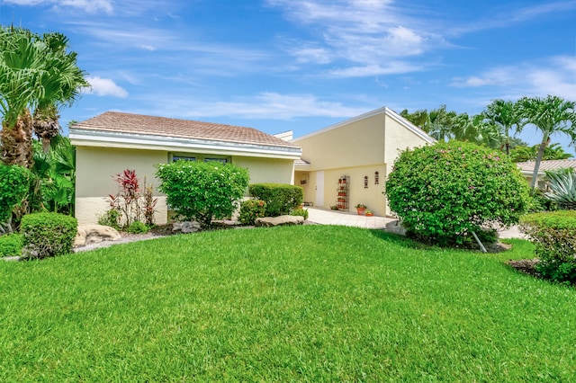 view of front of house featuring a front yard