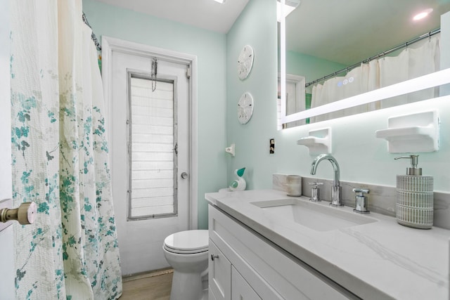 9531 Birdwood St, Palm Beach Gardens, FL 33410 - bathroom with toilet, wood finished floors, vanity, and a shower with shower curtain