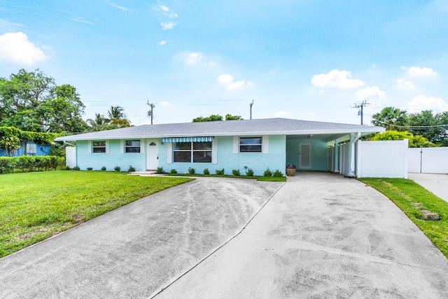 ranch-style home featuring a front lawn and a carport