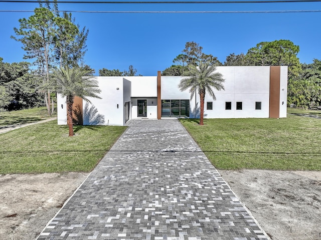 view of front of property with a front yard