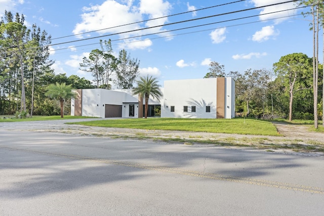 view of front of home featuring a front lawn