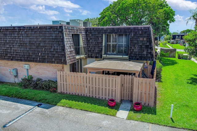 view of front facade with a front yard