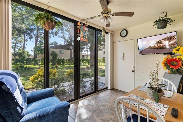 sunroom with ceiling fan