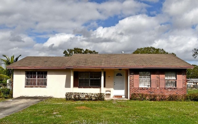 single story home with a front lawn