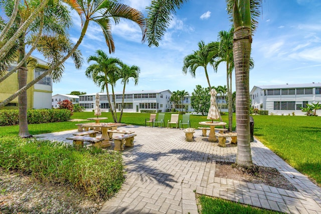 view of property's community featuring a lawn