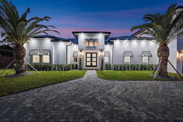 view of front of house featuring a lawn