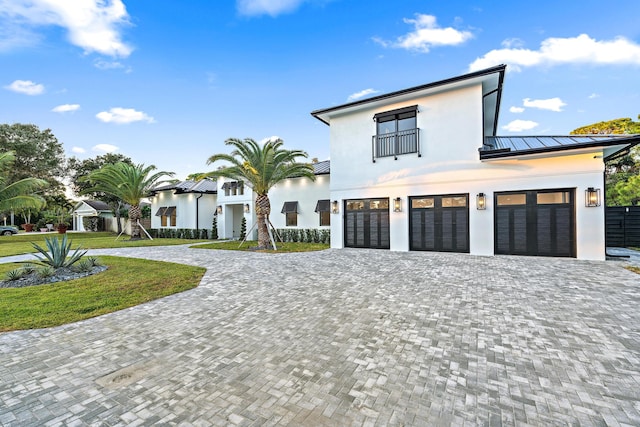 view of front facade featuring a front lawn