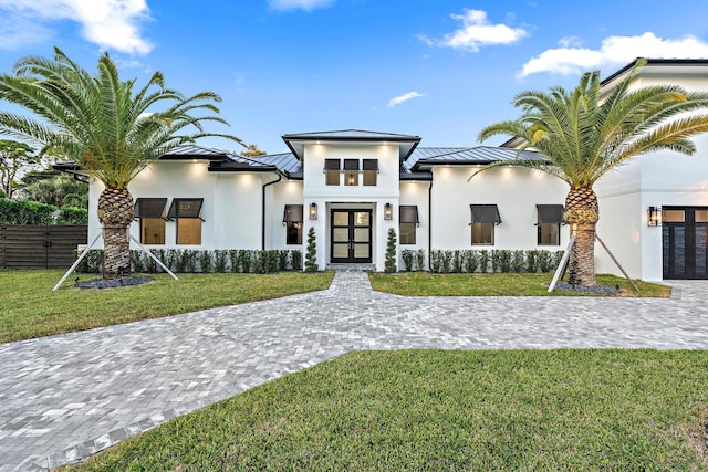 view of front of home featuring a front yard