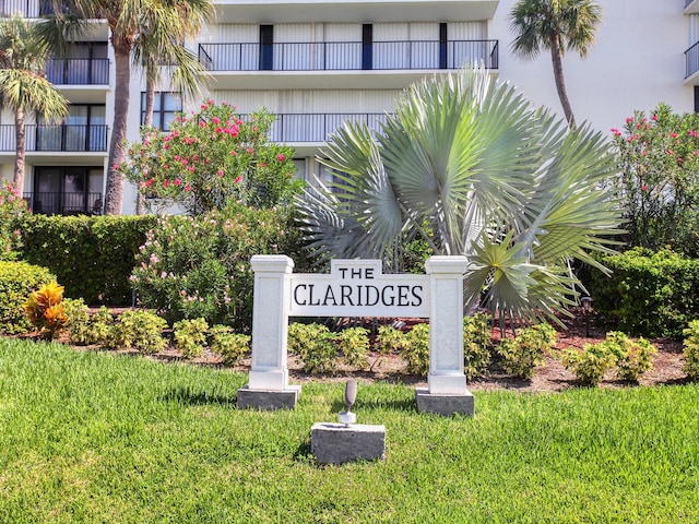 community sign with a yard