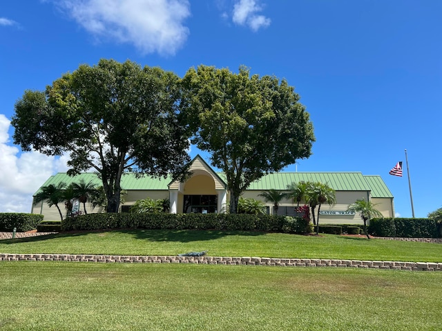 view of front of home featuring a front yard