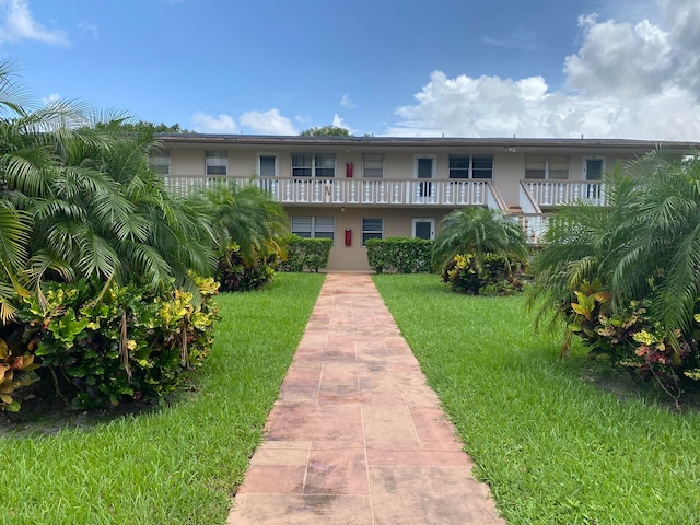 view of front of home with a front lawn