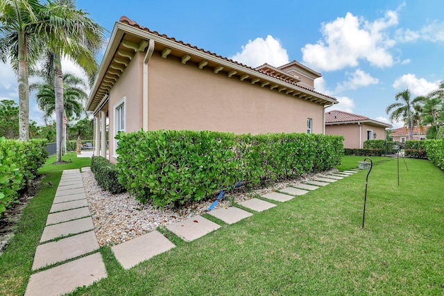 view of side of property featuring a lawn