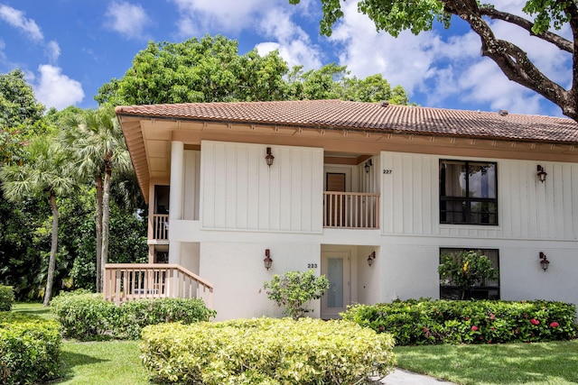 exterior space featuring a front yard