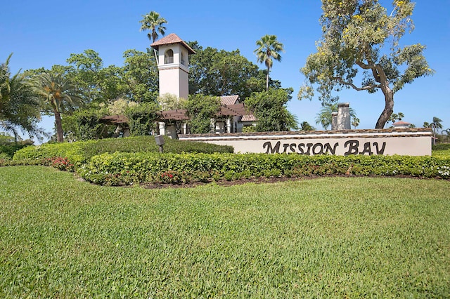 community / neighborhood sign with a yard