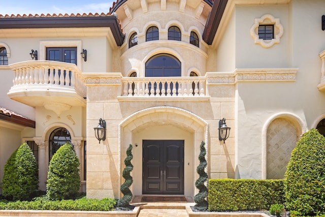 property entrance featuring a balcony