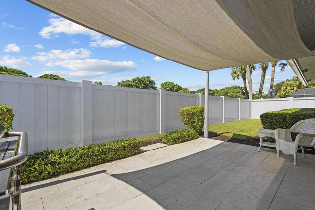 view of front of property with a front lawn