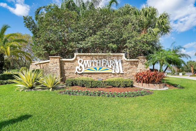 community / neighborhood sign with a yard