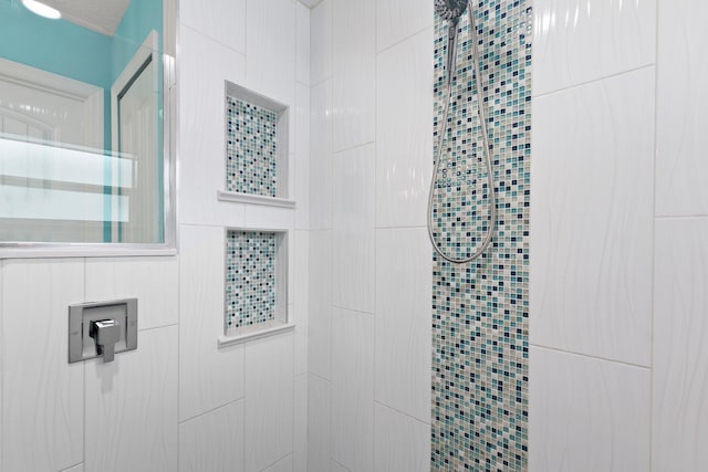 bathroom featuring a tile shower