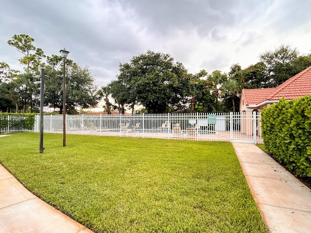 view of yard with a swimming pool