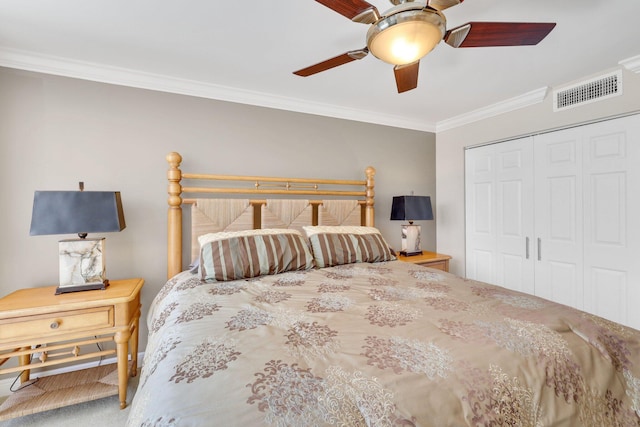 bedroom featuring crown molding, ceiling fan, and a closet