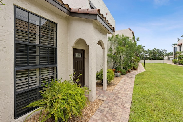 property entrance featuring a yard