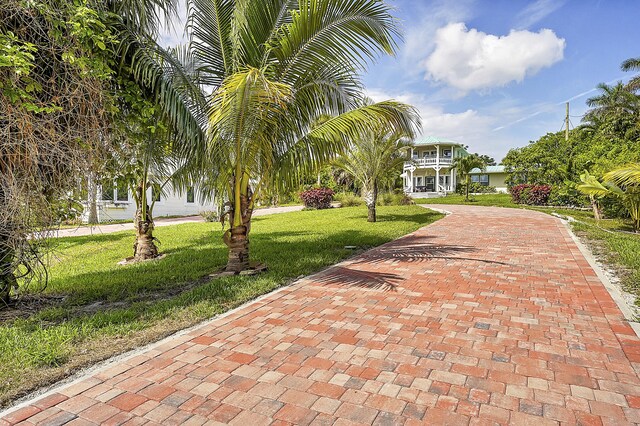 view of property's community featuring a lawn