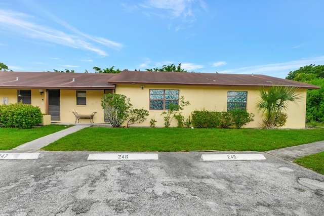 single story home with a front yard