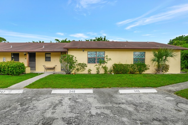 single story home with a front lawn