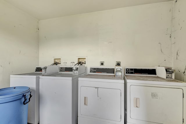 washroom featuring washing machine and clothes dryer