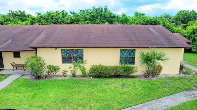 view of front of house featuring a front yard