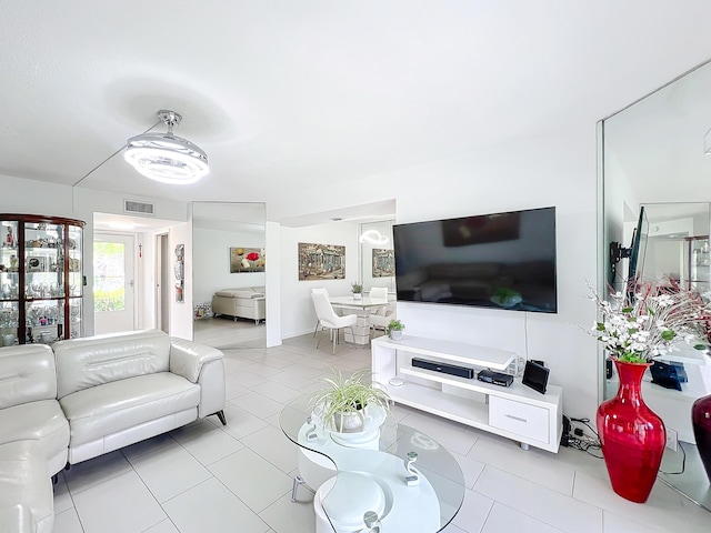 sunroom featuring ceiling fan