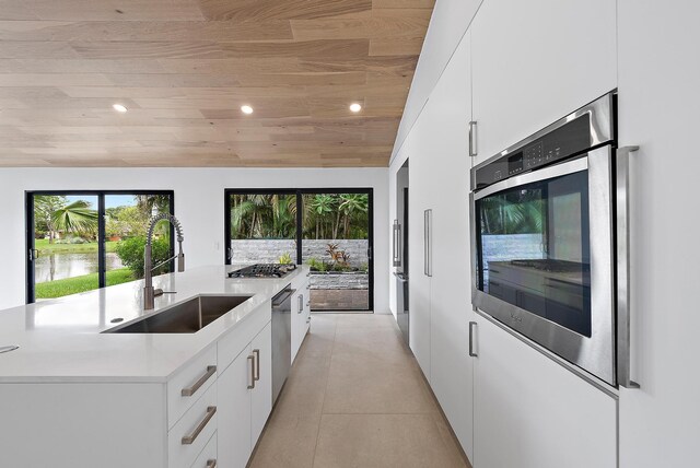 unfurnished bedroom with ceiling fan and a tray ceiling