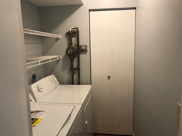 washroom featuring washing machine and clothes dryer